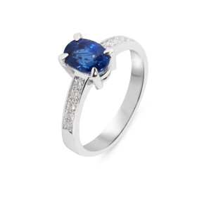  Bague Or Blanc 750 sertie d un saphir AAA bleu royal ovale 7.7x5.3mm  Entourage composé 10 diamants 1,5mm Poids Saphir : ...