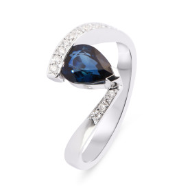 Bague en Or Blanc 750 sertie d&#39;un Saphir AAA bleu royal taille poire et de 8 diamants. Le Saphir mesure 8x6mm et pèse ...