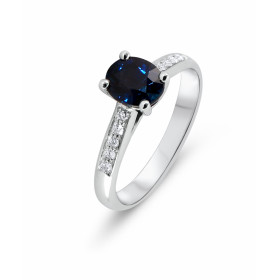 Bague en Or Blanc 750 sertie d&#39;un Saphir Ovale de 7x5mm et de diamants. Poids saphir : 1.05 carat. Saphir Bleu royal q...