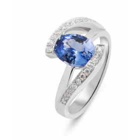  Bague Or Blanc 750 sertie d un Saphir diamants La pierre centrale est un Saphir Ceylan Ovale mesurant 8.9x6.9mm (1.8 cara...