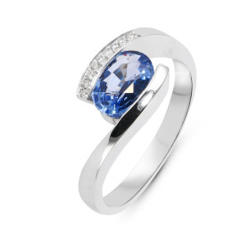  Bague Or Blanc 750 Saphir Ceylan 8x6mm Diamant Saphir Ceylan Ovale 8x6mm (1.38 carat) Qualité Sahpir : AAA Serti demi clo...