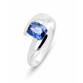  Bague Or Blanc 750 sertie d un Saphir Ceylan Ovale 8.7x6mm Poids saphir : 2.3 carats Qualité Saphir : AAA Serti demi clos...
