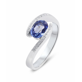  Bague Or Blanc 750 sertie d un Saphir ceylan ovale 7x5mm (1 .1 carat) 20 diamants 1mm pour un poids total 0,08 carat Mont...