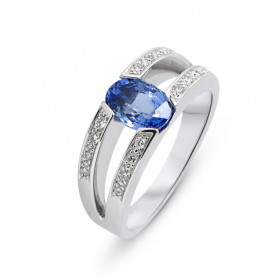 Bague Or Blanc 750 sertie d un Saphir Ceylan ovale 7x5mm diamants Saphir Ceylan ovale mesurant 7x5mm (1.1 carat) Entourage...