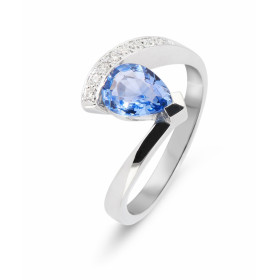  Bague Or Blanc 750 sertie d un Saphir Ceylan AAA forme poire 8 diamants 1,2mm Saphir Poire 8x6mm Poids total Diamant : 0,...