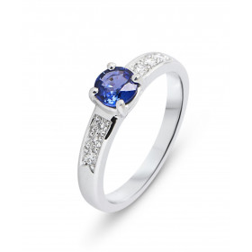  Bague Or Blanc 750 sertie d un Saphir Ceylan Rond 5.3mm 6 diamants 1,7mm Qualité Saphir : AAA Poids total Diamant : 0,125...