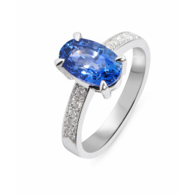  Bague Or Blanc 750 sertie d un Saphir Ceylan Ovale 10x6mm 10 diamants 1,6mm Poids Saphir : 3.19 carats Poids total diaman...