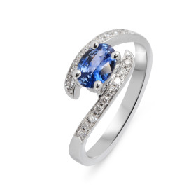  Bague Or Blanc sertie d un Saphir Ceylan ovale 7x5 mm 18 diamants 1.2mm Largeur monture (vue dessus) : 8,5mm Saphir quali...