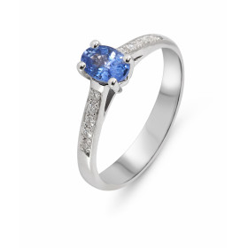  Bague type solitaire épaulé Or Blanc 750 sertie d un Saphir Ceylan ovale 6x4mm (0,6 carat) 10 diamants ronds 1,3mm diamèt...