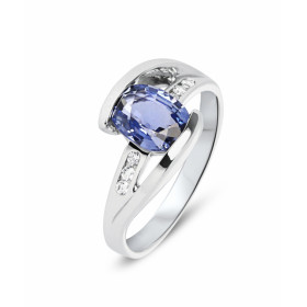  Bague Or Blanc sertie d un saphir ovale 8x6 mm Poids du saphir : 1,5 carat Entourage composé 6 diamants pour un poids tot...