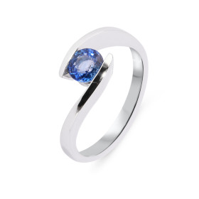  Bague Or Blanc 750 sertie d un Saphir Ceylan Rond 5.5mm Serti Demi Clos Monture solitaire croisé Poids Saphir : 0,9 carat 