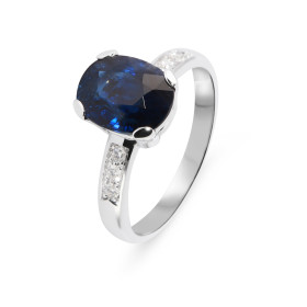  Bague Solitaire Or Blanc 750 sertie d un Saphir Ovale 10x8mm (3.6 carats) 6 diamants pour un poids total 0.125 carat 