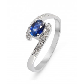  Bague Or Blanc sertie d un Saphir ovale 6.5 x 5 mm (1 carat) 18 diamants 1.3mm pour un poids total 0,18 carat Largeur mon...