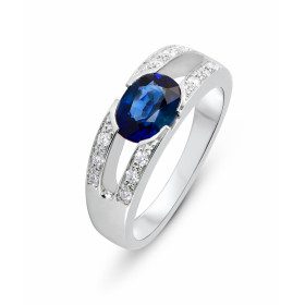  Bague Or Blanc 750 sertie d un Saphir Madagascar ovale mesurant 8x6mm (1,25 carat) 12 diamants pour un poids total 0,15 c...
