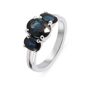  Bague Or Blanc 750 sertie d un Saphir ovale 8x6mm (1,2 carat) deux saphirs ovales 6x4mm (0,60 carat/pièce) Serti à griffes 