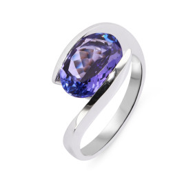 Bague en Or Blanc 750 et Tanzanite. Pierre ovale de 11.2x8.1mm (3 carats). Serti demi clos et corps croisé