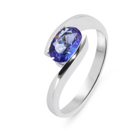 Bague en Or Blanc 750 sertie d&#39;une Tanzanite Ovale de 8x6mm. Tanzanite ovale de 8x6mm (1,3 carat). Serti demi clos. Co...