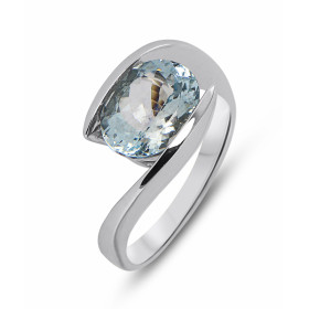 Bague en Or blanc 750 sertie d&#39;une Aigue Marine Ovale. Dimensions de l&#39;aigue marine : 10x8mm (2.3 carats). Largeur...