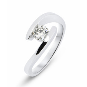 Bague en Or blanc sertie d&#39;un Diamant rond de 4,5mm de diamètre (0,40 carat - Couleur F - pureté i1). Largeur de la mo...