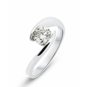 Bague en Or blanc 750 sertie d&#39;un diamant rond mesurant 5.7mm de diamètre. le poids de la pierre est de 0,72 carat, sa...
