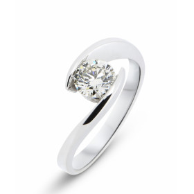  Bague Or blanc 750 sertie d un diamant rond mesurant 5.7mm diamètre le poids pierre est 0,72 carat, sa couleur est J sa p...