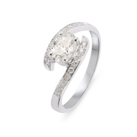  Bague Or Blanc sertie d un Diamant ovale 6.7x4.7mm (0.65 carat - Couelur J - Pureté Si2) Entourage composé 18 diamants 1,...