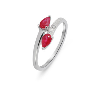  Bague Or Blanc sertie d un diamant deux Rubis taille poire 5x3mm Poids Diamant : 0,005 carats Poids Rubis : 0,6 carats 