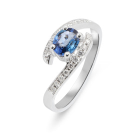 Bague Or Blanc sertie d un Saphir Ceylan ovale 6x5mm Poids Saphir : 0.82 carat Qualité Saphir : AAA Entourage composé 18 ...