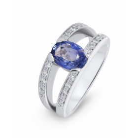  Bague Or Blanc sertie d un Saphir Ceylan ovale 8x6mm (1,6 carat) La pierre est rehaussée par 20 diamants totalisant 0,21 ...