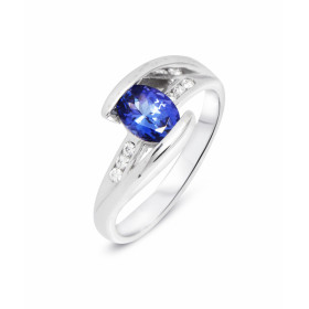 Bague en Or blanc 750 Tanzanite et Diamant. Bague sertie d&#39;une tanzanite ovale de 7x5mm (0,8 carat). Entourage composé...