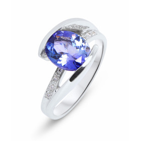 Bague en Or Blanc 750 sertie d&#39;une Tanzanite Ovale de 9x7mm (1.6 carat). 8 diamants dont le poids total est de 0,07 ca...