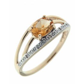 Bague en Or jaune 375 sertie d'une citrine ovale de 7x5mm et de 5 diamants. Largeur de la bague (sur doigt, vue de dessus)...