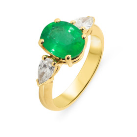  Bague Or Jaune 750 sertie d une Emeraude ovale AAA de 9.8x7.7mm 2 diamants poire 0.30carat Poids émeraude : 2.23 carats P...