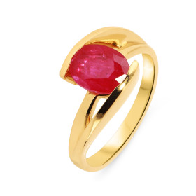 Bague en or jaune 750 sertie d&#39;un rubis ovale de 9x7mm. Corps croisé. Serti demi clos. Poids rubis : 2.2 carats