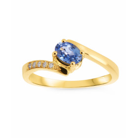  Bague Or Jaune 750 sertie d un Saphir ovale 6x4mm (0,6 carat) 5 diamants ronds 1,3mm diamètre Serti à griffes pour pierre...