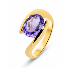 Bague en Or Jaune 750 et Tanzanite. Pierre ovale de 10x8mm. Poids de la pierre : 2.5 carats. Serti demi clos. Corps croisé