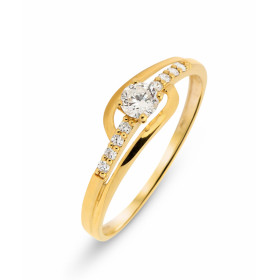 Solitaire en Or Jaune 750 et Diamants. La pierre centrale mesure 3,1mm de diamètre est pèse 0,16 carat. L'entourage est co...