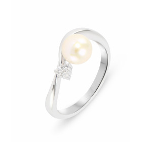 Bague en Or Blanc sertie de 3 diamants et d'une Perle blanche de 6,5mm de diamètre. Poids Diamant : 0,04 carats. Qualité D...