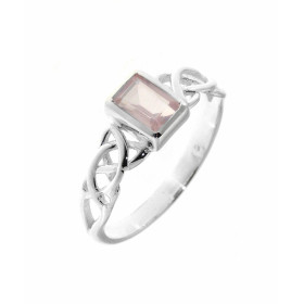 Bague au style celtique sertie d'une petite pierre rectangulaire. La pierre de variété Quartz Rose est taillée en cabochon...