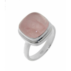 Bague de style moderne sertie d'une pierre taille coussin taillée en cabochon. La pierre de varieté Quartz Rose mesure 12m...