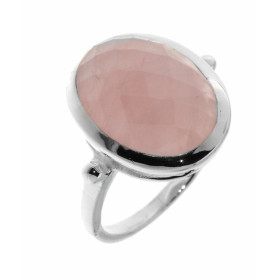 Bague de style intemporel sertie d'une pierre ovale. La pierre de varieté Quartz Rose est taillée d'une manière très origi...