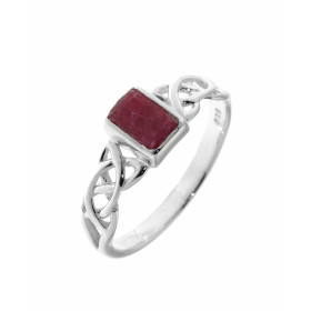 Bague au style celtique sertie d'une petite pierre rectangulaire. La pierre de variété Rhodonite est taillée en cabochon e...