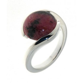 Bague de style moderne sertie d'une pierre ronde. La pierre de varieté Rhodonite est taillée en cabochon. Elle mesure 12mm...