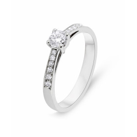 Bague Solitaire accompagné en Or blanc 750. Diamant central de 4,6mm de diamètre (0,30 carat - Couleur K - Pureté Si2). Di...