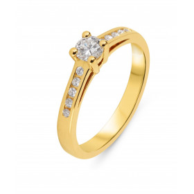 Bague Solitaire accompagné en Or Jaune 750. Diamant central de 4.2mm de diamètre (0,23 carat - Couleur G - Pureté Vs). Dia...