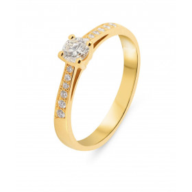 Bague Solitaire accompagné en Or Jaune 750. Diamant central de 4,6mm de diamètre (0,32 carat - Couleur L - Pureté Si1). Di...