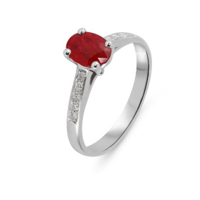 Bague en Or Blanc 750 sertie d&#39;un Rubis ovale de 7x5mm et de 10 diamants de 1,2mm. Poids Diamant : 0,075 carat. Qualit...