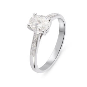 Bague en Or Blanc sertie d&#39;un Diamant ovale de 7.36x5.66mm (0.96 carat - Couelur E - Pureté Si1). Entourage composé de...