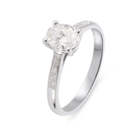  Bague Or Blanc sertie d un Diamant ovale 7.36x5.66mm (0.96 carat - Couelur E - Pureté Si1) Entourage composé 10 diamants ...