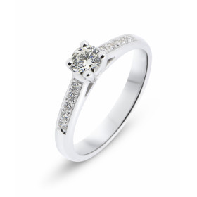  Bague Or Blanc 750 sertie d un Diamant 0,28 carat Couleur G/H Pureté Si Entourage composé 10 diamants 1,3mm pour un poids...